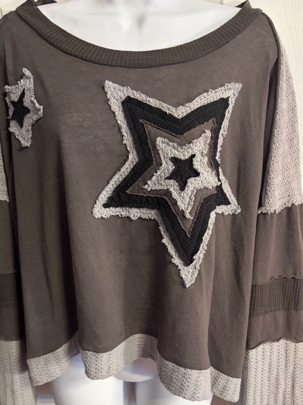Women's Grey Star Appliqué Sweater - Relaxed Fit